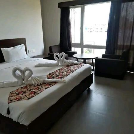 Tinsukia Hotel East International מראה חיצוני תמונה