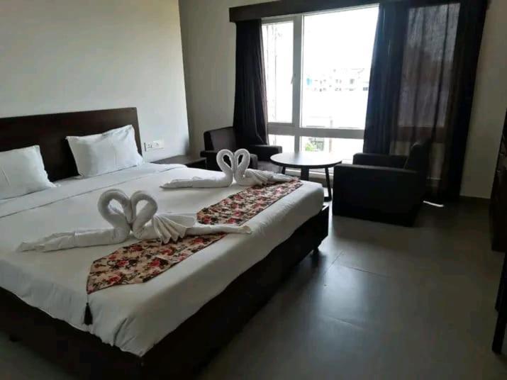 Tinsukia Hotel East International מראה חיצוני תמונה
