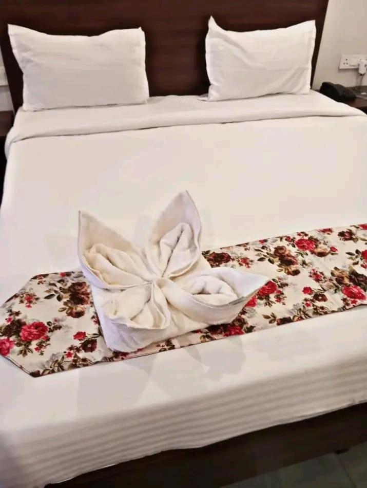 Tinsukia Hotel East International מראה חיצוני תמונה